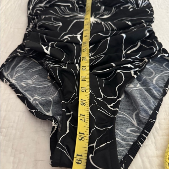 Trimshaper swimsuit womens size 10. One piece black & white - Picture 5 of 12